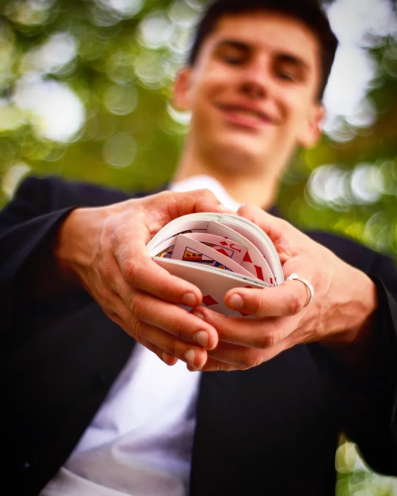 Austyn très jeune qui mélange un jeu de carte durant un close-up